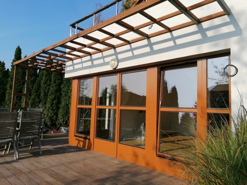 Dřevěná okna a dveře na terase po renovaci