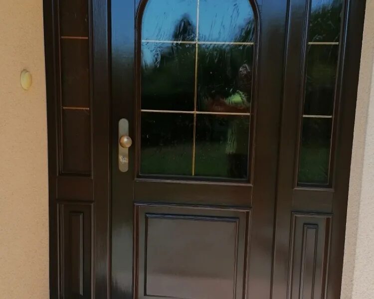 Tmavé vchodové dveře po renovaci