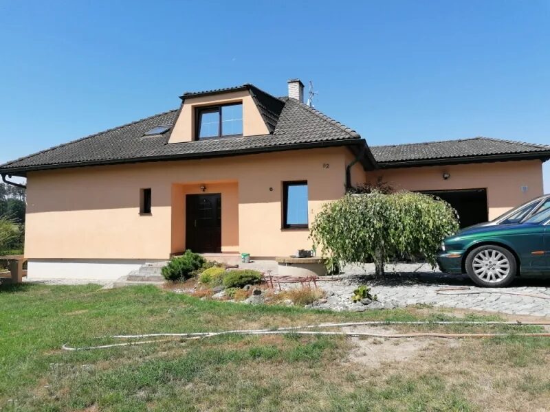 Rodinný dům s renovovanými vchodovými dveřmi